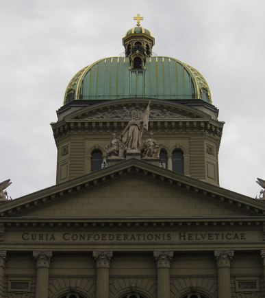 Die Bundeshauskuppel von düsteren Wolken umgeben